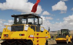 裝載機(jī)在內(nèi)蒙古露天煤礦施工